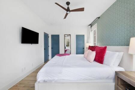 The Jolene Rooftop With Firepit Close To 12 South Holiday home