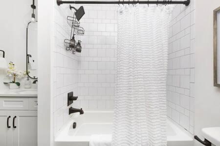 Holiday home The Jolene Rooftop With Firepit Close To 12 South Nashville