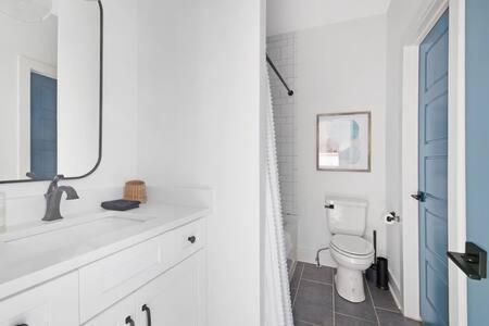 Holiday home The Jolene Rooftop With Firepit Close To 12 South