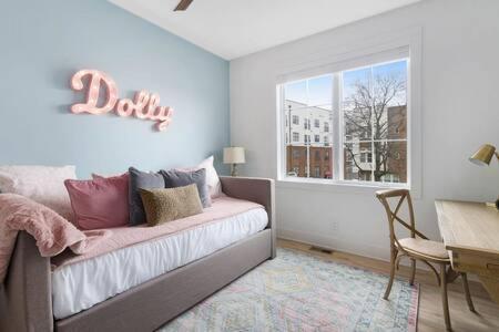 Holiday home The Jolene Rooftop With Firepit Close To 12 South Nashville