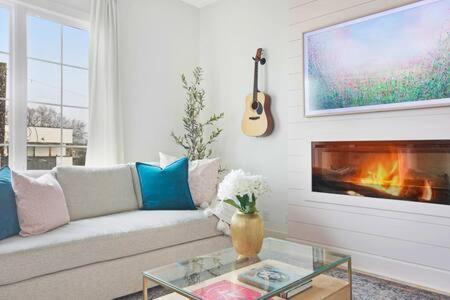 Holiday home The Jolene Rooftop With Firepit Close To 12 South Nashville