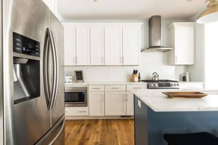 Hotel The Lillian House - Steps To Five Points