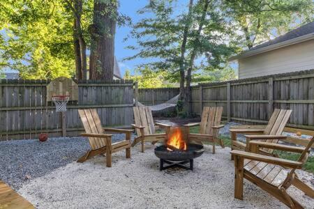 The Maple House - Huge Backyard W Cozy Lounge Holiday home *