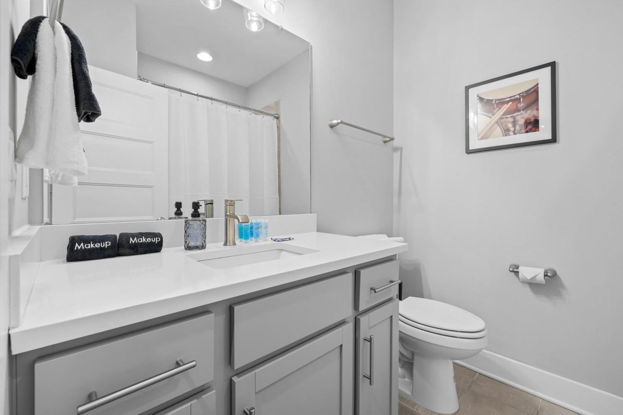 5 Mins To Dt ~gameroom ~ Balcony~sleeps 10~karaoke *