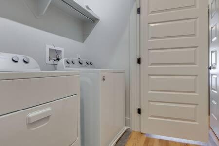 Spacious Luxury Twin Homes, Walk To Everything! Holiday home Nashville