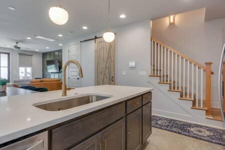Spacious Luxury Twin Homes, Walk To Everything! Holiday home