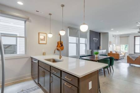 Spacious Luxury Twin Homes, Walk To Everything! Holiday home *