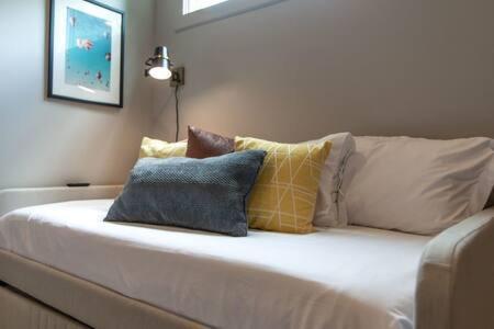 East Nash Homey Retreat For 32 Guests! Nashville