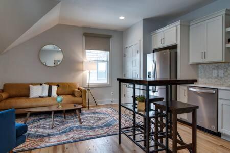 East Nash Homey Retreat For 32 Guests! Nashville
