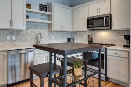 East Nash Homey Retreat For 32 Guests! Holiday home