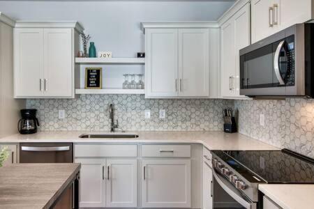 East Nash Homey Retreat For 32 Guests! Holiday home