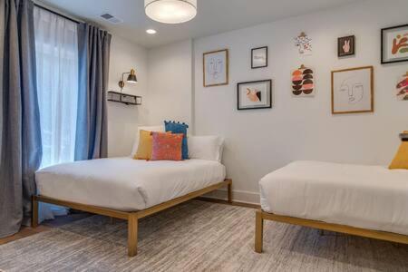 The Taylors - Grand Getaway For 22 In Germantown Holiday home