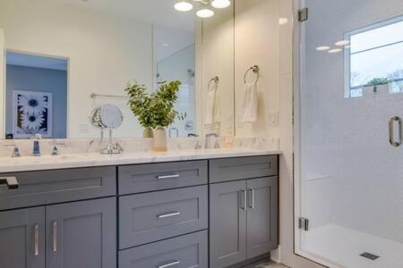 The Taylors - Grand Getaway For 22 In Germantown Nashville