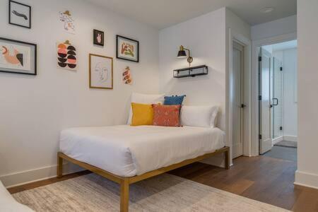 Taylor Haus Ii - Rooftop Retreat Near Dt Holiday home *