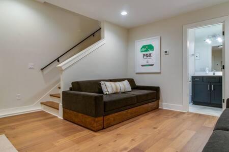 Spacious 4br, Rooftop Patio, Garage, Walk To Faves, 5 Mins To Nissan Stadium, Less Than 10 Mins To Broadway, 24 Hr Hospitality, Great For Groups Holiday home