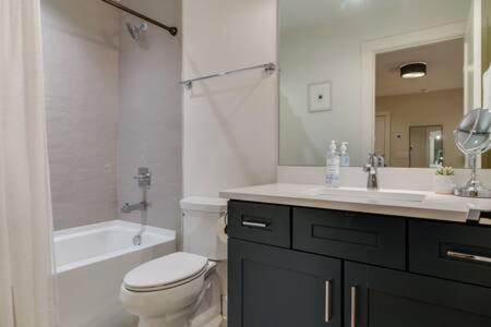 Spacious 4br, Rooftop Patio, Garage, Walk To Faves, 5 Mins To Nissan Stadium, Less Than 10 Mins To Broadway, 24 Hr Hospitality, Great For Groups * Nashville