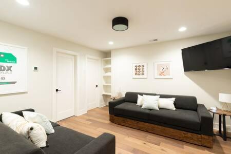 Spacious 4br, Rooftop Patio, Garage, Walk To Faves, 5 Mins To Nissan Stadium, Less Than 10 Mins To Broadway, 24 Hr Hospitality, Great For Groups Holiday home Nashville