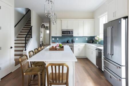 Spacious 4br, Rooftop Patio, Garage, Walk To Faves, 5 Mins To Nissan Stadium, Less Than 10 Mins To Broadway, 24 Hr Hospitality, Great For Groups Holiday home