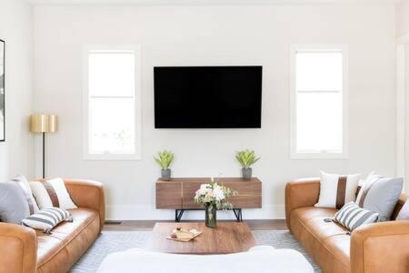 Spacious 4br, Rooftop Patio, Garage, Walk To Faves, 5 Mins To Nissan Stadium, Less Than 10 Mins To Broadway, 24 Hr Hospitality, Great For Groups