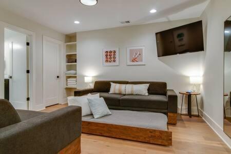 Spacious 4br, Rooftop Patio, Garage, Walk To Faves, 5 Mins To Nissan Stadium, Less Than 10 Mins To Broadway, 24 Hr Hospitality, Great For Groups