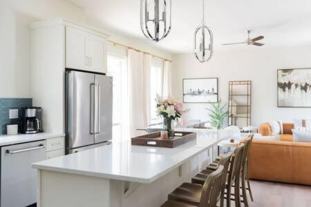 Spacious 4br, Rooftop Patio, Garage, Walk To Faves, 5 Mins To Nissan Stadium, Less Than 10 Mins To Broadway, 24 Hr Hospitality, Great For Groups Holiday home *