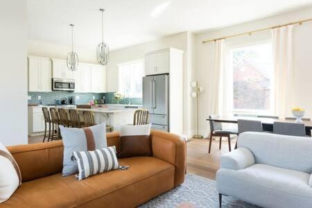 Holiday home Spacious 4br, Rooftop Patio, Garage, Walk To Faves, 5 Mins To Nissan Stadium, Less Than 10 Mins To Broadway, 24 Hr Hospitality, Great For Groups Nashville