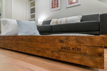 Holiday home Spacious 4br, Rooftop Patio, Garage, Walk To Faves, 5 Mins To Nissan Stadium, Less Than 10 Mins To Broadway, 24 Hr Hospitality, Great For Groups