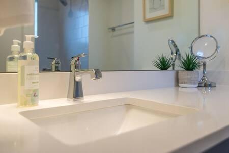 Spacious 4br, Rooftop Patio, Garage, Walk To Faves, 5 Mins To Nissan Stadium, Less Than 10 Mins To Broadway, 24 Hr Hospitality, Great For Groups