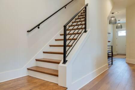 Spacious 4br, Rooftop Patio, Garage, Walk To Faves, 5 Mins To Nissan Stadium, Less Than 10 Mins To Broadway, 24 Hr Hospitality, Great For Groups Holiday home *