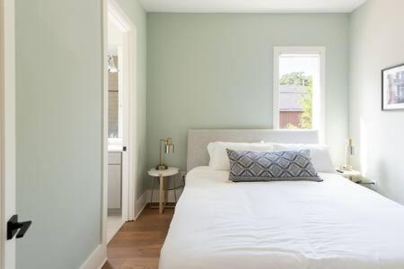 Spacious 4br, Rooftop Patio, Garage, Walk To Faves, 5 Mins To Nissan Stadium, Less Than 10 Mins To Broadway, 24 Hr Hospitality, Great For Groups Holiday home Nashville