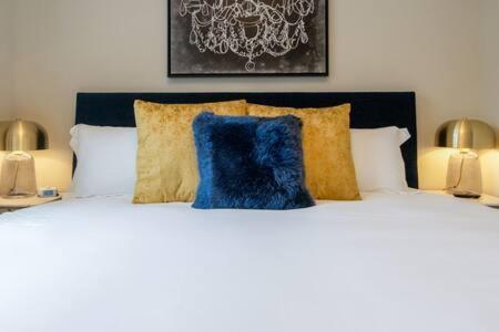 Holiday home Spacious 4br, Rooftop Patio, Garage, Walk To Faves, 5 Mins To Nissan Stadium, Less Than 10 Mins To Broadway, 24 Hr Hospitality, Great For Groups *