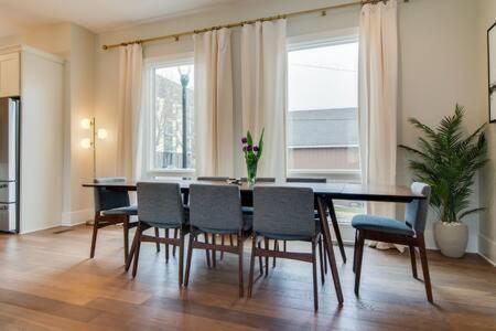 Holiday home Spacious 4br, Rooftop Patio, Garage, Walk To Faves, 5 Mins To Nissan Stadium, Less Than 10 Mins To Broadway, 24 Hr Hospitality, Great For Groups