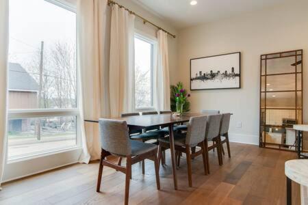 Holiday home Spacious 4br, Rooftop Patio, Garage, Walk To Faves, 5 Mins To Nissan Stadium, Less Than 10 Mins To Broadway, 24 Hr Hospitality, Great For Groups *