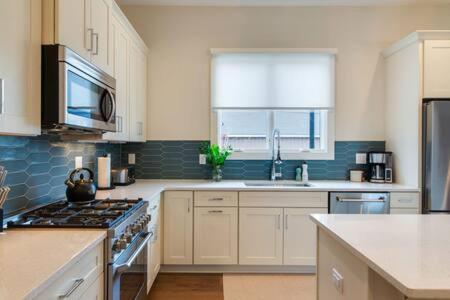 Spacious 4br, Rooftop Patio, Garage, Walk To Faves, 5 Mins To Nissan Stadium, Less Than 10 Mins To Broadway, 24 Hr Hospitality, Great For Groups *