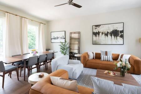 Spacious 4br, Rooftop Patio, Garage, Walk To Faves, 5 Mins To Nissan Stadium, Less Than 10 Mins To Broadway, 24 Hr Hospitality, Great For Groups Holiday home *