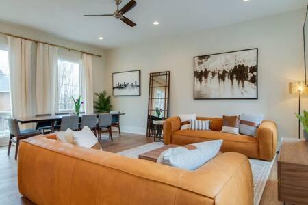 Holiday home Spacious 4br, Rooftop Patio, Garage, Walk To Faves, 5 Mins To Nissan Stadium, Less Than 10 Mins To Broadway, 24 Hr Hospitality, Great For Groups Nashville