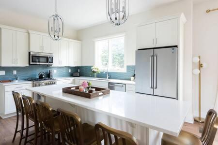 Holiday home Spacious 4br, Rooftop Patio, Garage, Walk To Faves, 5 Mins To Nissan Stadium, Less Than 10 Mins To Broadway, 24 Hr Hospitality, Great For Groups