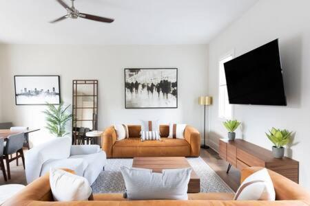 Spacious 4br, Rooftop Patio, Garage, Walk To Faves, 5 Mins To Nissan Stadium, Less Than 10 Mins To Broadway, 24 Hr Hospitality, Great For Groups Holiday home