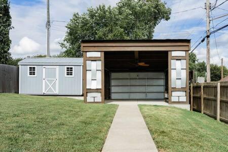 The Lenore - Walk To Titans! True Home, Big Yard! Nashville