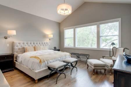 Family In 12 South, Mins To Local Favorites, Screened In Porch, Walk To Shopping In 12 South, 10 Minutes To Broadway, Dedicated Parking, Perfect For Families, 24 Hr Hospitality Nashville