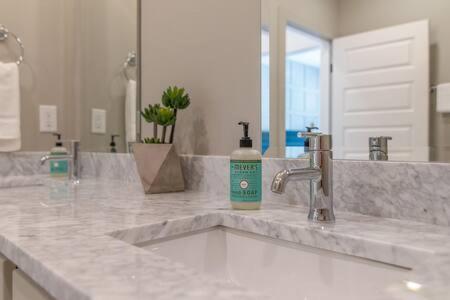 The Hart - Walk To It From Spacious Gem Holiday home Nashville