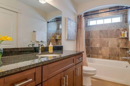 The Frankie - All-king Bedrooms Next To Belmont! *