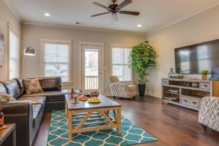 The Frankie - All-king Bedrooms Next To Belmont! *