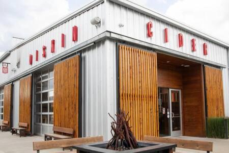 The Morris - Designer Flair 2 Miles To Broadway! Holiday home