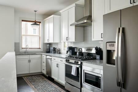 Holiday home The Morris - Designer Flair 2 Miles To Broadway! *