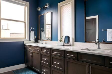 Holiday home The Morris - Designer Flair 2 Miles To Broadway! *