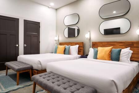 The Morris - Designer Flair 2 Miles To Broadway! *