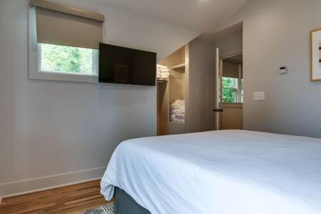 Holiday home Modern East Nash Townhouse, Walk To Favorite Eats, Sleeps 6 With Smart Tvs, Workspace & Fast Wifi, Full Kitchen, Garage & 24 Hr Hospitality, Steps To Mas Tacos & Rosepepper, 10 Min To Broadway, Five Points & Nissan Stadium *