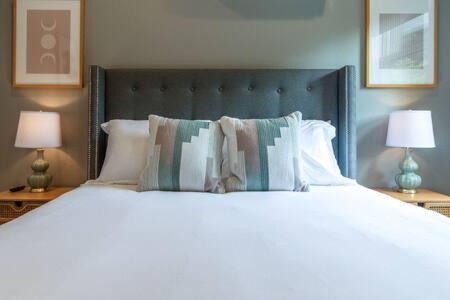 Modern East Nash Townhouse, Walk To Favorite Eats, Sleeps 6 With Smart Tvs, Workspace & Fast Wifi, Full Kitchen, Garage & 24 Hr Hospitality, Steps To Mas Tacos & Rosepepper, 10 Min To Broadway, Five Points & Nissan Stadium Holiday home