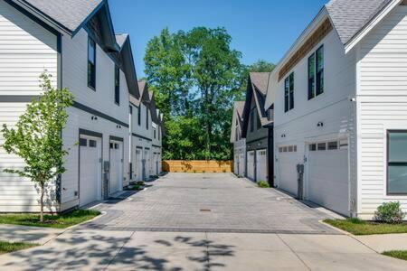 Modern East Nash Townhouse, Walk To Favorite Eats, Sleeps 6 With Smart Tvs, Workspace & Fast Wifi, Full Kitchen, Garage & 24 Hr Hospitality, Steps To Mas Tacos & Rosepepper, 10 Min To Broadway, Five Points & Nissan Stadium *